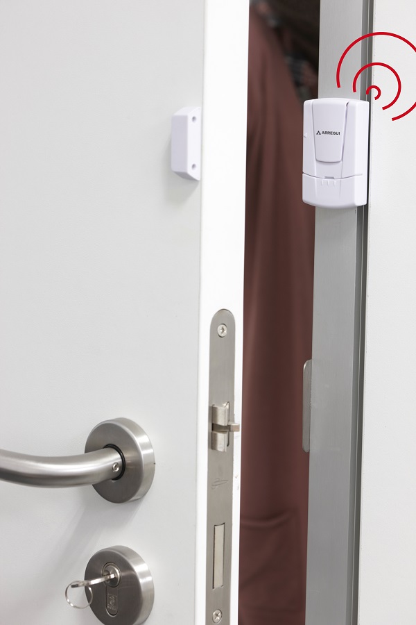 Alarma para puertas y ventanas AL-003 - ARREGUI - La alarma se activa cuando la puerta o ventana se abre. No requiere retrirarla cuando no esté en uso.