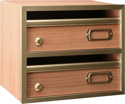 Buzón modelo Alcalá-3 con cuerpo y puerta fabricados en madera melaminada de cerezo, perfiles oro.Cantos cubierto con perfiles de aluminio.Apertura hacia arriba.Se fabrica en grupos según pedido.Posibilidad de cambio de terminaciones de cuerpo, perfiles, cerradura, tarjetero.Gran capacidad.Opción tapajuntas, bandejas de publicidad y tablón de anuncios integrado