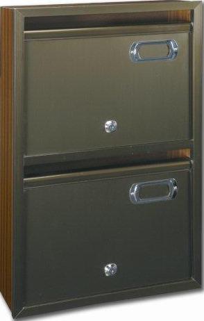 Buzón para comunidades Deval - Alcala S con cuerpo fabricado en melamina de sapelly y puerta de aluminio bronce. Con perfiles de aluminio bronce. Apertura hacia arriba