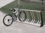 Aparcabicicletas Modelo Dom de Joma Soluciones urbanas. Referencia SU-03002. Con capacidad para cinco bicicletas. Longitud de dos metros. Método de fijación: atornillado al suelo. Fabricado con pies de chapa de acero cortada al láser y pintada en oxirón negro. Zonas de sujeción de las bicicletas en acero galvanizado en caliente. Gran capacidad de sustentacion. Permite la sujeción del cuadro de la bicicleta a la estructura. 