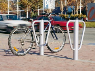 APARCABICICLETAS MODELO DURBAN EMPOTRADO AL SUELO CAPACIDAD PARA DOS BICICLETAS TUBO DE ACERO GALVANIZADO PLATA