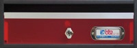 Buzon Modelo Avant 240 con cuerpo fabricado en chapa de acero pintado en color NEGRO y puerta de metacrilato de 4 mm de espesor en color ROJO CEREZA. Apertura hacia arriba. Tarjetero de latón cromado. Tamaño pequeño.
