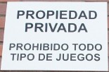 Señalización para comunidades de propietarios de la fábrica Deval de rotulación a medida. Placa de metacrilato transparente rotulado por detrás con vinilo de color negro y fondeado en color blanco. Medidas: cuarenta centímetros de base por treinta centimetros de altura. Texto de propiedad privada - prohibido todo tipo de juegos. Existe la posibilidad de que la placa sea de metacrilato opaco ó de aluminio lacado rotulado también con vinilo. Este tipo de placas se fabrica a medida para cada comunidad de propietarios con el tamaño, color y texto que se adecue a sus necesidades concretas.