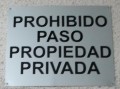 Placa de aluminio natural rotulada con letras en vinilo de color negro (Deval).