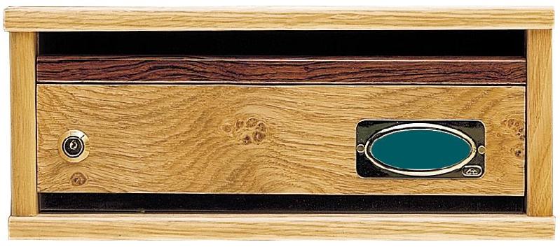 Buzón modelo Elegance H-6503, con cuerpo fabricado en melamina roble y puerta de raíz de roble con moldura bubinga. Frente de chapa de madera natural. Visor de metacrilato debajo de puerta. Acabados de gran calidad. Apertura hacia arriba. Tamaño revistero.