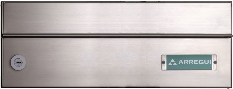 Buzon Arregui Modelo Infinity con cuerpo acero negro y puerta de acero inoxidable satinado. Tamaño revistero de frente. Apertura lateral. Boca separada del cuerpo: Antinvandálico