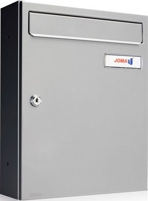 BUZON DE INTERIOR VERTICAL, DE SUPERFICIE. FABRICADO POR JOMA. MODELO KOMPACT V-DOS SETENTA. BUZON ANTIVANDALICO FABRICADO EN CHAPA ELECTROCINCADA, CON MEJOR ENVEJECIMIENTO QUE EL ACERO GALVANIZADO, DE UNO COMA DOS MILIMETROS DE ESPESOR, RAMPA DE SEGURIDAD EN LA BOCA DEL BUZON, ANTI ROBO. CUMPLE CON LA NORMA EUROPEA EAN TRECE MIL SETECIENTOS VEINTICUATRO. GRAN ESTANQUEIDAD, IDONEO TAMBIÉN PARA EL EXTERIOR. APERTURA LATERAL. GRAN CAPACIDAD. TAMAÑO REVISTERO. MEDIDAS DE DOSCIENTO SETENTA MILIMETROS DE BASE POR TRESCIENTOS CINCUENTA DE ALTURA POR CIEN DE FONDO. EL DE LA IMAGEN ES DE COLOR NEGRO MATE, EXISTE UNA AMPLIA GAMA DE COLORES Y SE PUEDE PERSONALIZAR EL COLOR DEL BUZÓN. BUZON DE SUPERFICIE, SE COLOCA NORMALMENTE ATORNILLADO A LA PARED AUNQUE SE PUEDE EMPOTRAR Y AÑADIRLE UN TAPAJUNTAS PERIMETRAL AL CONJUNTO.