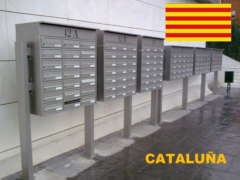 Buzones y complementos de comunidades mas vendidos e instalados en la provincia de Cataluña - Buzones de exterior agrupados y con envolvente alrededo más soportes al suelo.