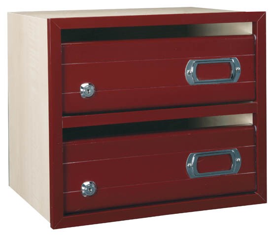 Buzón modelo Marina-7 con cuerpo fabricado en madera melaminada sicomoro, perfiles y puerta aluminio rojo. Cantos cubiertos con perfiles de aluminio. Apertura hacia arriba. Se fabrica en grupos según pedido. Puerta de una sola pieza. Posibilidad de cambio de terminaciones de cuerpo, puerta, perfiles, cerradura y tarjetero. Gran capacidad.