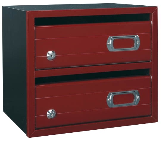 Buzón modelo Marina-8 con cuerpo fabricado en madera melaminada negro, perfiles y puerta aluminio rojo. Cantos cubiertos con perfiles de aluminio. Apertura hacia arriba. Se fabrica en grupos según pedido. Puerta de una sola pieza. Posibilidad de cambio de terminaciones de cuerpo, puerta, perfiles, cerradura y tarjetero. Gran capacidad.