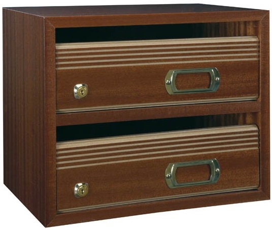 Buzón de interior horizontal modelo Mudéjar-1 fabricado en madera barnizada de sapelly. Puerta decorada bajo relieve. Apertura lateral. Fabricación a medida del hueco disponible.