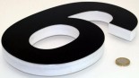 NUMERO MODELO P3 EN LAMINA DE ALUMINIO NEGRO CON TRASERA DE PVC BLANCO DE 2 CM DE GROSOR