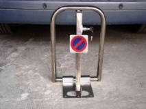 VALLA DE PARKING PARA EVITAR LA UTILIZACION PLAZA GARAJE ACERO INOXIDABLE BRILLO CON CERRADURA DE SEGURIDAD
