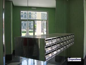 Buzones antivandlicos Arregui con cuerpo de acero color plata y puerta de acero inoxidable brillo