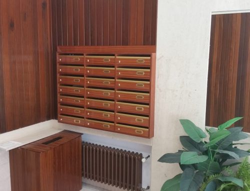 Instalación de 21 buzones horizontales Deval Línea Clásica